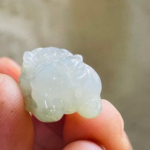 天然A貨緬甸玉 白冰藏金手工雕招財小貔貅翡翠玉墜 雕工立體飽滿 冰潤有水頭 銅錢帶一抹金-細節圖6