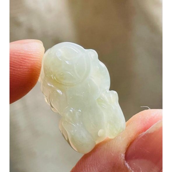 天然A貨緬甸玉 白冰藏金手工雕招財小貔貅翡翠玉墜 雕工立體飽滿 冰潤有水頭 銅錢帶一抹金-細節圖7