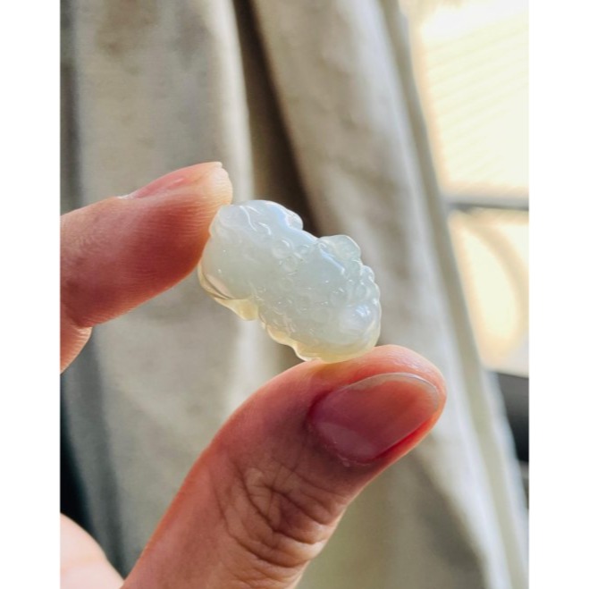 天然A貨緬甸玉 白冰藏金手工雕招財小貔貅翡翠玉墜 雕工立體飽滿 冰潤有水頭 銅錢帶一抹金-細節圖8