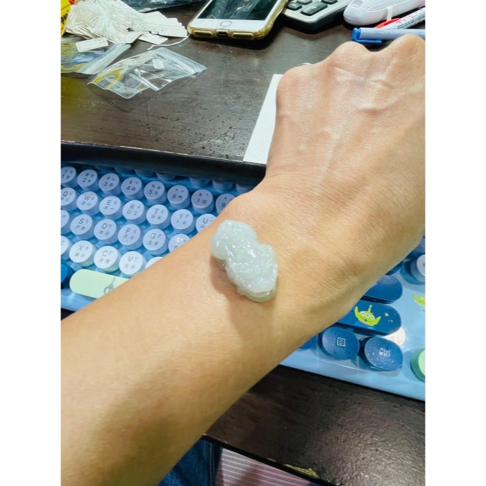 天然A貨緬甸玉 白冰藏金手工雕招財小貔貅翡翠玉墜 雕工立體飽滿 冰潤有水頭 銅錢帶一抹金-細節圖9