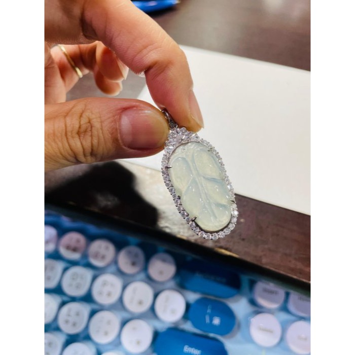 天然A貨緬甸玉 冰晴水大業有成/葉子翡翠玉墜 晶透滿底色 起光感種好水長透手影-細節圖9