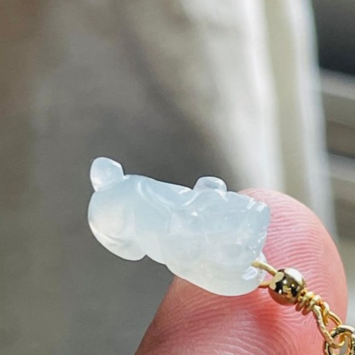 天然A貨緬甸玉 冰玻種白冰手工巧雕招財貔貅翡翠隨意扣 泛光晶透玻璃種 純色乾淨冰膠底庄 不大 小高貨-細節圖3