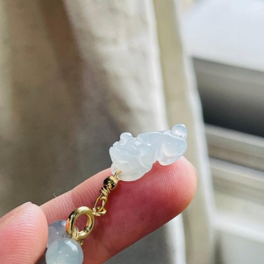 天然A貨緬甸玉 冰玻種白冰手工巧雕招財貔貅翡翠隨意扣 泛光晶透玻璃種 純色乾淨冰膠底庄 不大 小高貨-細節圖4