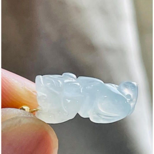 天然A貨緬甸玉 冰玻種白冰手工巧雕招財貔貅翡翠隨意扣 泛光晶透玻璃種 純色乾淨冰膠底庄 不大 小高貨-細節圖5