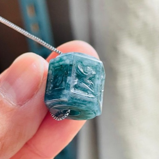 天然A貨翡翠 冰潤危藍13mm六字箴言翡翠六角珠/頂珠 厚實膠潤底裝 色滿勻稱 完美珠-細節圖3