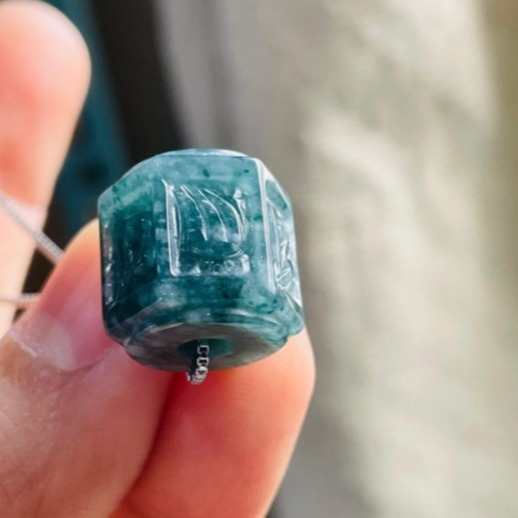 天然A貨翡翠 冰潤危藍13mm六字箴言翡翠六角珠/頂珠 厚實膠潤底裝 色滿勻稱 完美珠-細節圖5