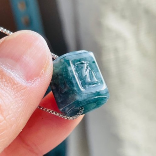 天然A貨翡翠 冰潤危藍13mm六字箴言翡翠六角珠/頂珠 厚實膠潤底裝 色滿勻稱 完美珠-細節圖6