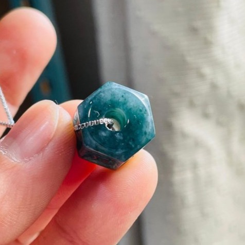 天然A貨翡翠 冰潤危藍13mm六字箴言翡翠六角珠/頂珠 厚實膠潤底裝 色滿勻稱 完美珠-細節圖8