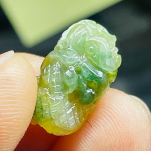 天然A貨緬甸玉 老坑冰三彩360度手工微雕一條龍翡翠小龍珠 起冰橘黃梨黃秋香綠 色滿冰潤 通孔頂珠-細節圖8