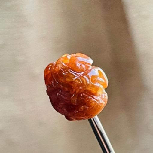 天然A貨緬甸玉 冰亮紅360度環繞微雕一條龍翡翠小龍珠 老熟起冰油亮 色滿勻稱 天然冰紅肉通孔頂珠-細節圖3