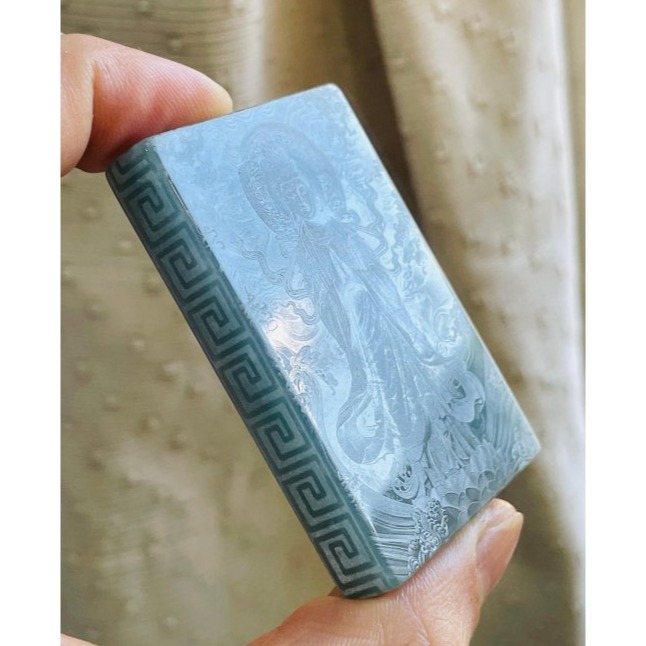 冰潤危藍雷射雕合掌觀音翡翠佛牌 全透光滿藍綠瓜料 方正牌形 噴砂影雕精致顯工-細節圖2