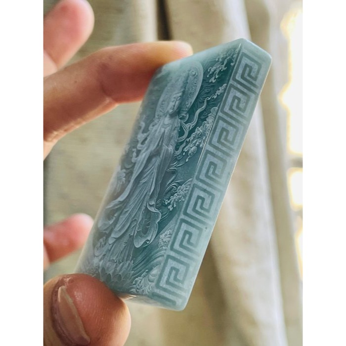 冰潤危藍雷射雕合掌觀音翡翠佛牌 全透光滿藍綠瓜料 方正牌形 噴砂影雕精致顯工-細節圖4