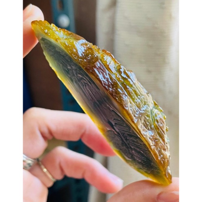 天然A貨緬甸玉 老坑蜜糖金雙彩雙面牙籤精工金風送爽翡翠山水玉墜/擺件 起冰油亮黃霧包覆油綠肉 附台証-細節圖4