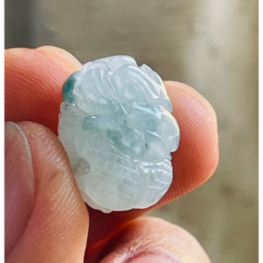 天然A貨緬甸玉 冰飄花手工360度環繞巧雕一條龍翡翠龍珠/頂珠 晶透起光感 靈動藍花點綴其中-細節圖2