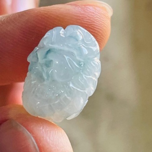 天然A貨緬甸玉 冰飄花手工360度環繞巧雕一條龍翡翠龍珠/頂珠 晶透起光感 靈動藍花點綴其中-細節圖4