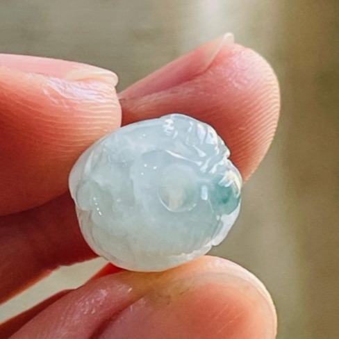 天然A貨緬甸玉 冰飄花手工360度環繞巧雕一條龍翡翠龍珠/頂珠 晶透起光感 靈動藍花點綴其中-細節圖5
