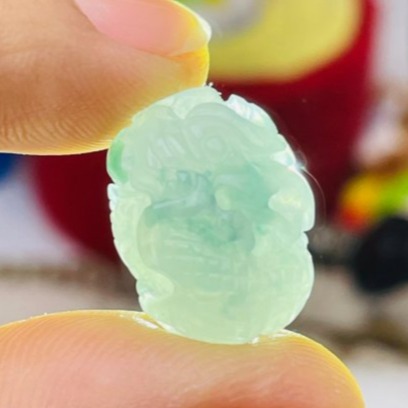 天然A貨緬甸玉 冰飄花手工360度環繞巧雕一條龍翡翠龍珠/頂珠 晶透起光感 靈動藍花點綴其中-細節圖9