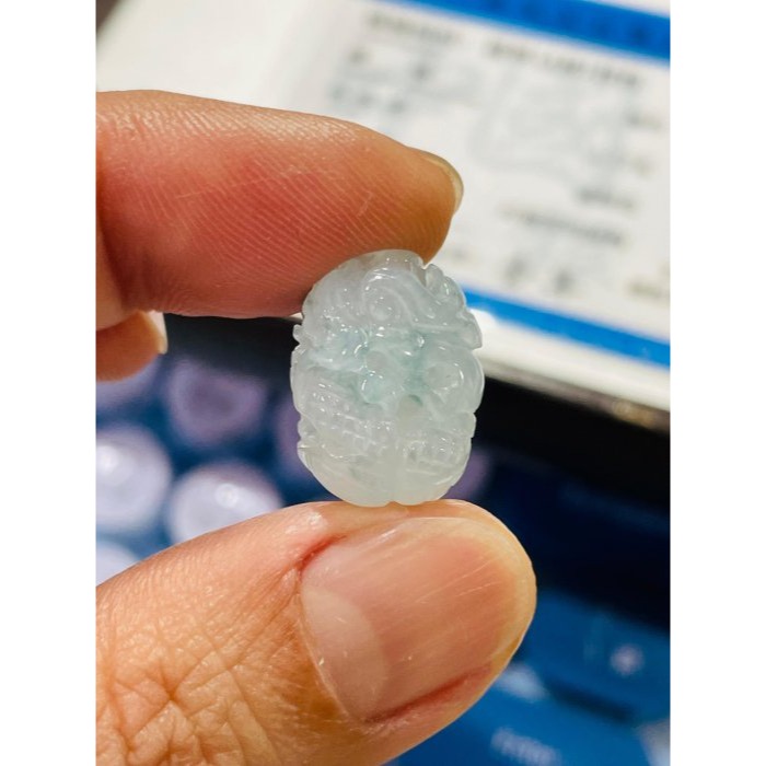 天然A貨緬甸玉 冰飄花手工360度環繞巧雕一條龍翡翠龍珠/頂珠 晶透起光感 靈動藍花點綴其中-細節圖10