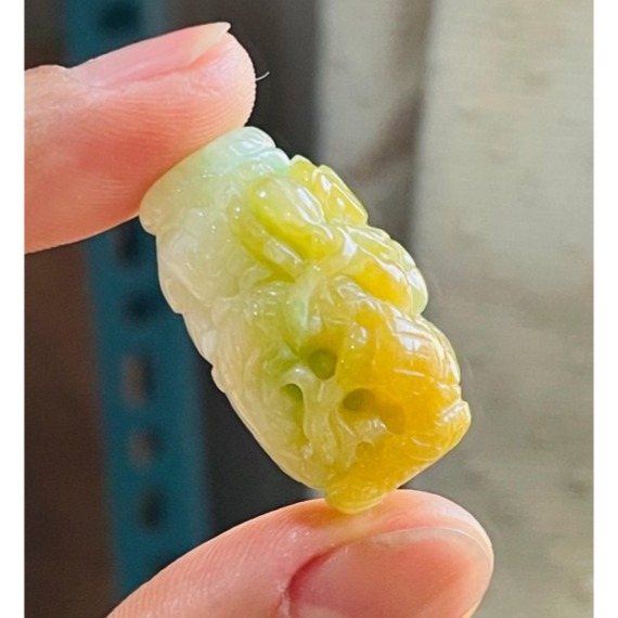 天然A貨緬甸玉 冰潤黃加綠三彩手工環繞巧雕一條龍翡翠大龍珠 起冰金黃巧龍首 鮮亮果綠增色-細節圖4