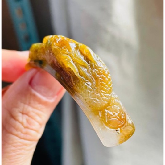 天然A貨緬甸玉 老坑蜜黃三彩手工精雕金龍護運翡翠手牌/手鍊 起冰老蜜蠟色 過渡滿滿綠藍花 油亮金光 附台証-細節圖5