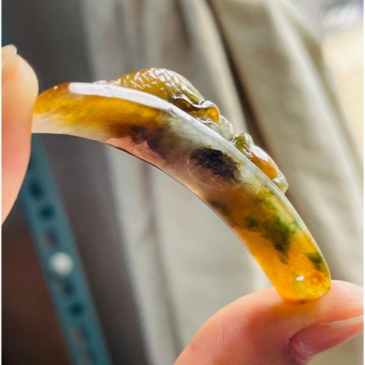 天然A貨緬甸玉 老坑蜜黃三彩手工精雕金龍護運翡翠手牌/手鍊 起冰老蜜蠟色 過渡滿滿綠藍花 油亮金光 附台証-細節圖7