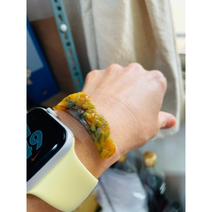 天然A貨緬甸玉 老坑蜜黃三彩手工精雕金龍護運翡翠手牌/手鍊 起冰老蜜蠟色 過渡滿滿綠藍花 油亮金光 附台証-細節圖8