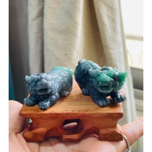 天然A貨緬甸玉 老坑烏雞綠全立體手工雕事事如意/獅子翡翠擺件(一對) 透光烏雞底俏陽綠 色辣黑綠分明-細節圖2