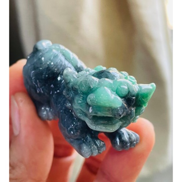 天然A貨緬甸玉 老坑烏雞綠全立體手工雕事事如意/獅子翡翠擺件(一對) 透光烏雞底俏陽綠 色辣黑綠分明-細節圖4