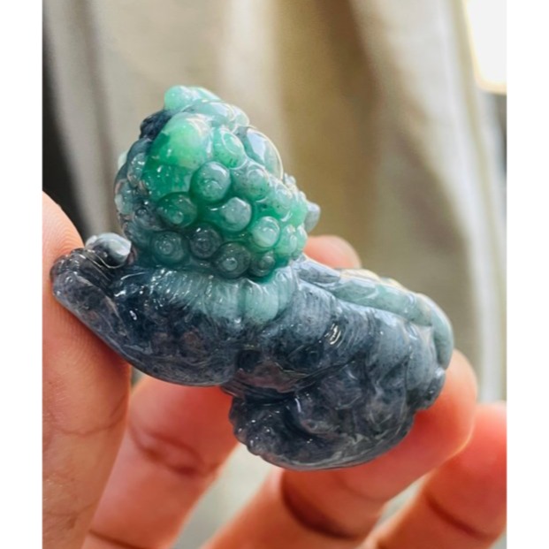 天然A貨緬甸玉 老坑烏雞綠全立體手工雕事事如意/獅子翡翠擺件(一對) 透光烏雞底俏陽綠 色辣黑綠分明-細節圖5
