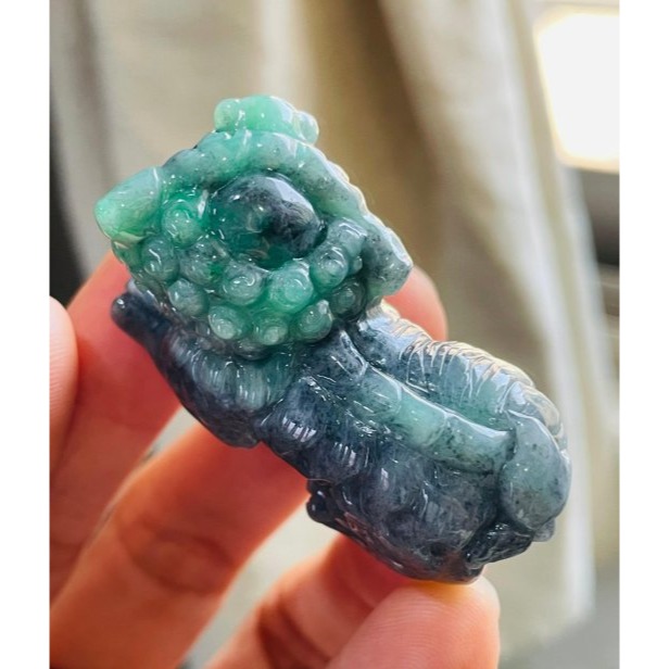 天然A貨緬甸玉 老坑烏雞綠全立體手工雕事事如意/獅子翡翠擺件(一對) 透光烏雞底俏陽綠 色辣黑綠分明-細節圖6