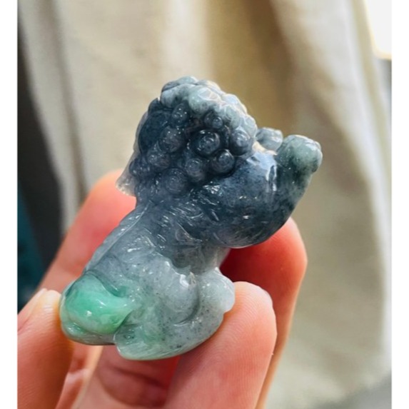 天然A貨緬甸玉 老坑烏雞綠全立體手工雕事事如意/獅子翡翠擺件(一對) 透光烏雞底俏陽綠 色辣黑綠分明-細節圖8