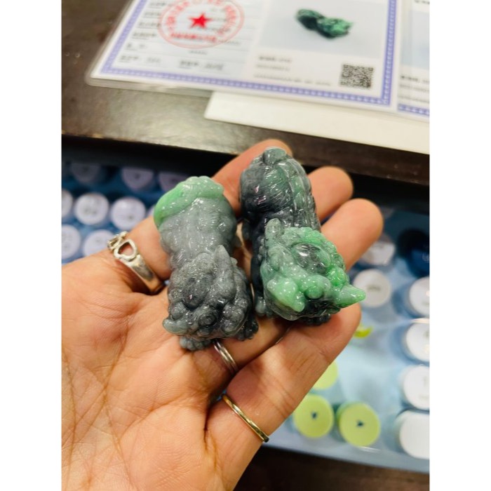 天然A貨緬甸玉 老坑烏雞綠全立體手工雕事事如意/獅子翡翠擺件(一對) 透光烏雞底俏陽綠 色辣黑綠分明-細節圖10