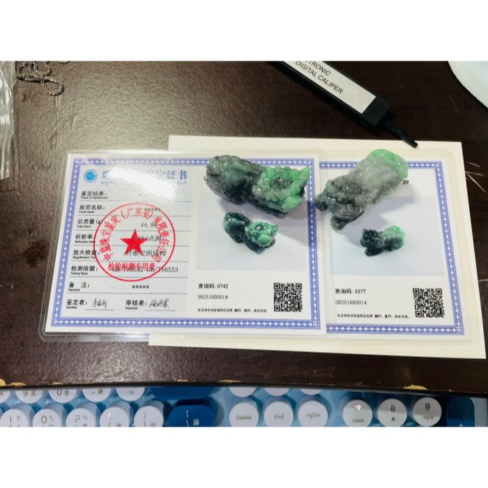 天然A貨緬甸玉 老坑烏雞綠全立體手工雕事事如意/獅子翡翠擺件(一對) 透光烏雞底俏陽綠 色辣黑綠分明-細節圖11