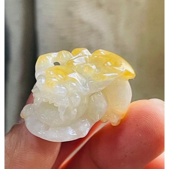 天然A貨緬甸玉 冰潤金黃雙彩手工雕黃金貔貅翡翠玉墜 起冰金黃霧層包白冰 形飽滿手捧大銅錢-細節圖2