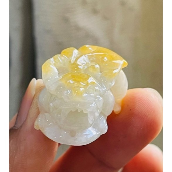 天然A貨緬甸玉 冰潤金黃雙彩手工雕黃金貔貅翡翠玉墜 起冰金黃霧層包白冰 形飽滿手捧大銅錢-細節圖3