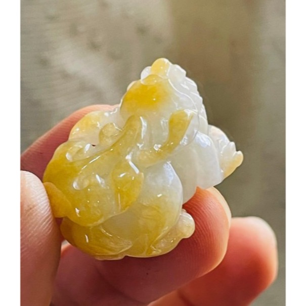 天然A貨緬甸玉 冰潤金黃雙彩手工雕黃金貔貅翡翠玉墜 起冰金黃霧層包白冰 形飽滿手捧大銅錢-細節圖4