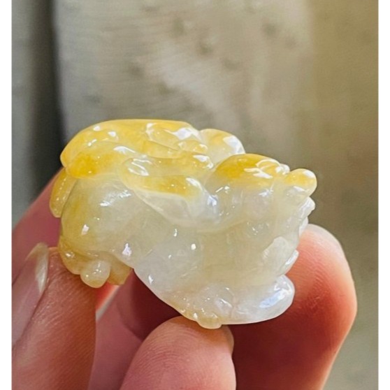 天然A貨緬甸玉 冰潤金黃雙彩手工雕黃金貔貅翡翠玉墜 起冰金黃霧層包白冰 形飽滿手捧大銅錢-細節圖5