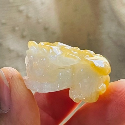 天然A貨緬甸玉 冰潤金黃雙彩手工雕黃金貔貅翡翠玉墜 起冰金黃霧層包白冰 形飽滿手捧大銅錢-細節圖6