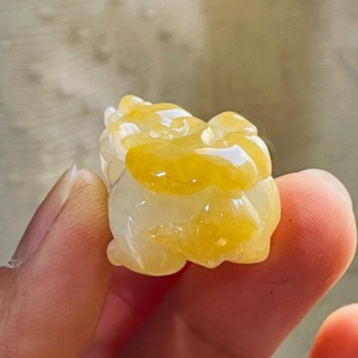 天然A貨緬甸玉 冰潤金黃雙彩手工雕黃金貔貅翡翠玉墜 起冰金黃霧層包白冰 形飽滿手捧大銅錢-細節圖7