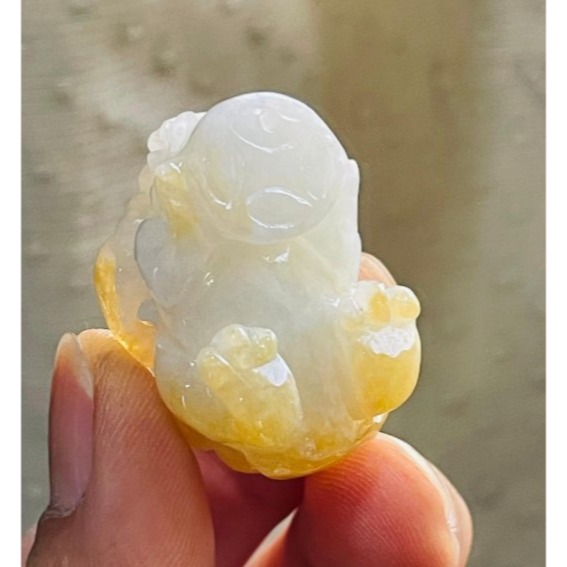 天然A貨緬甸玉 冰潤金黃雙彩手工雕黃金貔貅翡翠玉墜 起冰金黃霧層包白冰 形飽滿手捧大銅錢-細節圖8