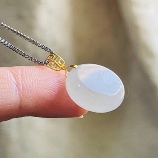 天然A貨緬甸玉 木拿冰種純色圓形無事牌翡翠18K金玉墜 木那白冰 滿滿雪霧意境雪花-細節圖3