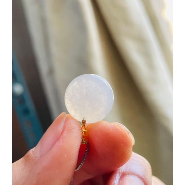 天然A貨緬甸玉 木拿冰種純色圓形無事牌翡翠18K金玉墜 木那白冰 滿滿雪霧意境雪花-細節圖5