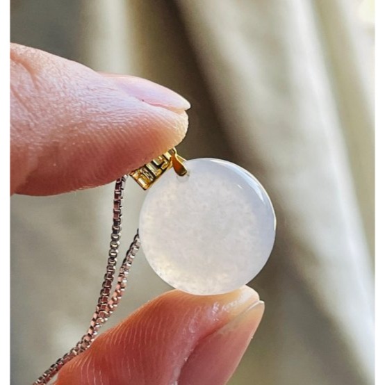 天然A貨緬甸玉 木拿冰種純色圓形無事牌翡翠18K金玉墜 木那白冰 滿滿雪霧意境雪花-細節圖6