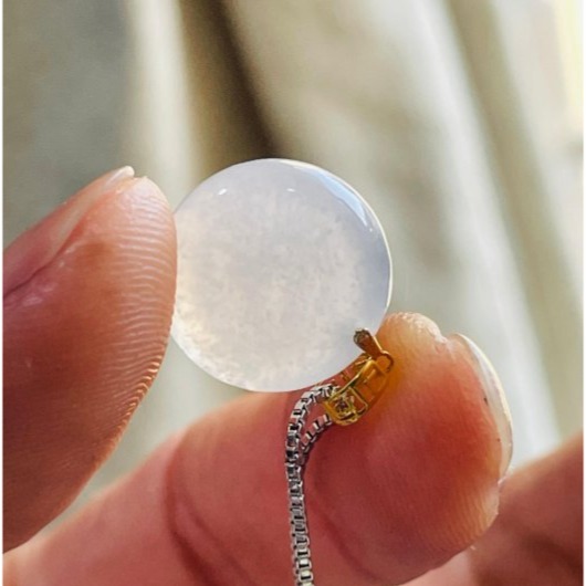 天然A貨緬甸玉 木拿冰種純色圓形無事牌翡翠18K金玉墜 木那白冰 滿滿雪霧意境雪花-細節圖7