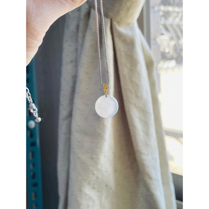 天然A貨緬甸玉 木拿冰種純色圓形無事牌翡翠18K金玉墜 木那白冰 滿滿雪霧意境雪花-細節圖8