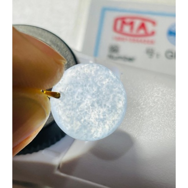 天然A貨緬甸玉 木拿冰種純色圓形無事牌翡翠18K金玉墜 木那白冰 滿滿雪霧意境雪花-細節圖9