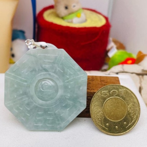 天然A貨緬甸玉 冰青綠太極八卦翡翠玉墜 起冰滿綠底色 幾抹藍絲點綴其中 晶透帶色好水頭冰八卦-細節圖3