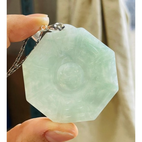 天然A貨緬甸玉 冰青綠太極八卦翡翠玉墜 起冰滿綠底色 幾抹藍絲點綴其中 晶透帶色好水頭冰八卦-細節圖7