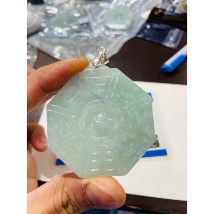 天然A貨緬甸玉 冰青綠太極八卦翡翠玉墜 起冰滿綠底色 幾抹藍絲點綴其中 晶透帶色好水頭冰八卦-細節圖9