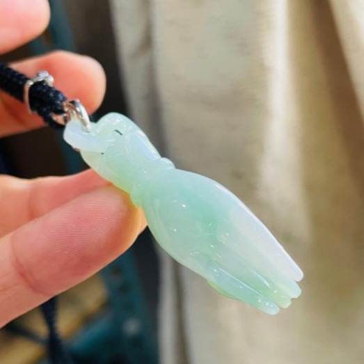 天然A貨緬甸玉 老坑冰膠果綠手工雕掌上明珠翡翠玉墜 起光感膠潤底妝 飽滿掌心優美佛手-細節圖4